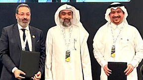 Hussein Zein (links), Vice President, Saudi Arabien und Bahrain, von Emerson unterzeichnet eine Vereinbarung mit Wail A. Al Jaafari, Executive Vice President Technical Services von Aramco, und Walid Al-Naeem, Vice President und Chief Engineer von Aramco über die Zusammenarbeit bei fortschrittlicher Sensorik zur Digitalisierung der Forschung und Entwicklung zur industriellen Korrosionsüberwachung. (Bild: Emerson)
