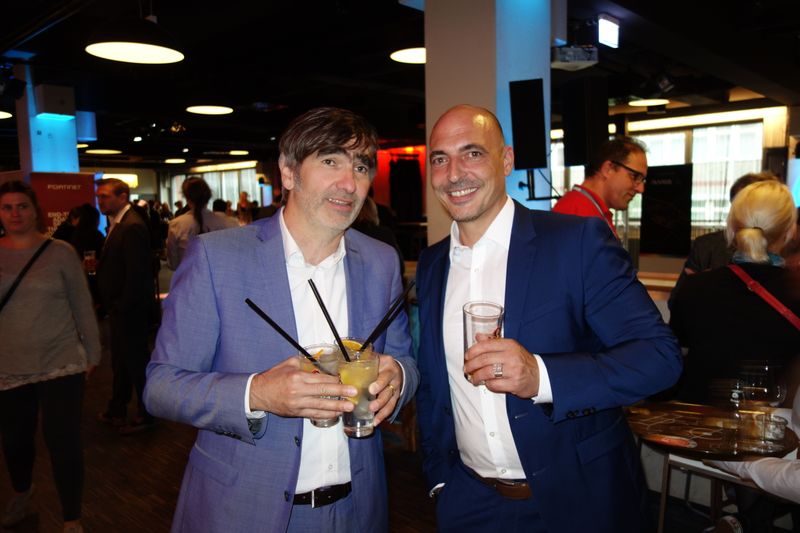 (l.) Andreas Baldauf, Fortinet und Helge Scherff, Nuvias, versorgen die Kollegen vor dem Verdursten. (Bild: IT-BUSINESS)