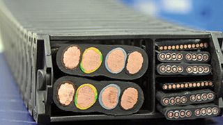 Bild 1: Maximaler Füllgrad: Die einzelnen Kammern der Energiekette sind genau an die verwendeten Leitungen angepasst. (Bild: Abus Kransysteme)