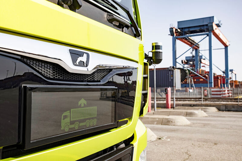 Autonome Lkw fahren auch in Deutschland. Zwischen 2018 und 2021 haben MAN und die Hamburger Hafen und Logistik AG autonom fahrende Trucks getestet. Dabei fuhren Prototypen-Lkw im logistischen Regelbetrieb auf dem Hafengelände.