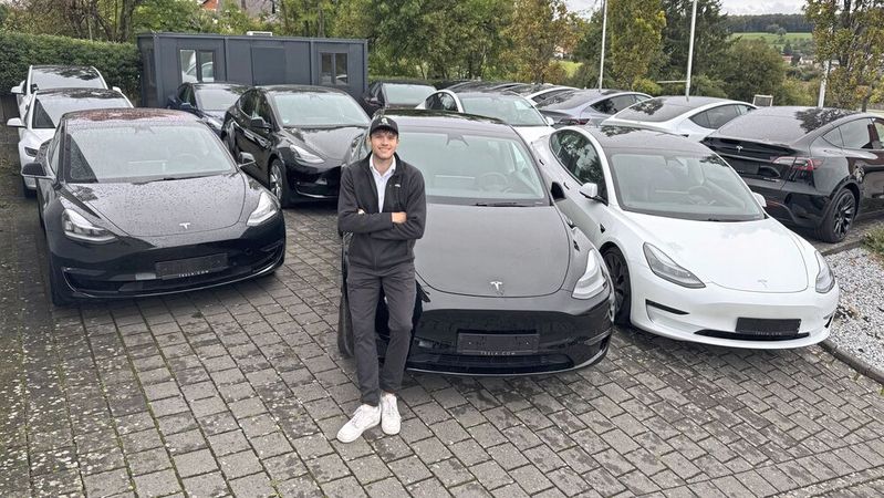 Blick auf den Hof des auf Tesla spezialisierten Händlers Elektra mit Gründer Veit Neises. Viele Fahrzeuge vermarktet er im Ausland.(Bild:  privat)