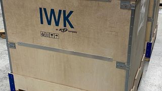 Kantiger Weltreisender beweist Durchhaltevermögen! Diese nachhaltige Mehrwegbox „MPremiumX“ von der BOX – Genau meine Kiste GmbH hat bei IWK Verpackungstechnik drei Mal die Welt umrundet! (7 × Deutschland-Thailand-Deutschland). (BOX – Genau meine Kiste)