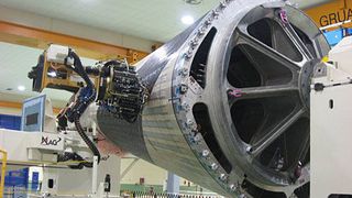 Beim Airbus A350 wird die Sektion 19 des CFK-Rumpfes als Röhre im Tapelegeverfahren gefertigt.  (Bild: EADS/Airbus)