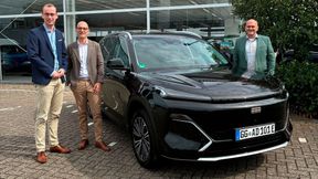 Freuen sich über die Partnerschaft zwischen Geely und der Ebber-Gruppe: (v.l.) Ebber-Prokurist Bernd Dillhage, Thomas D. Hetzer, Distrikt Manager West bei Geely, und Sebastian Geldermann, Standortleiter im Autohaus Fischer. (Bild: Autozentrum Ebber GmbH)