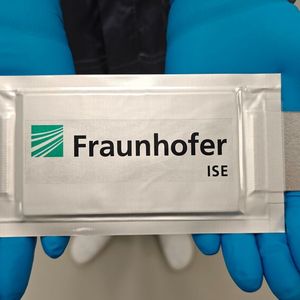 Pouch-Zelle, hergestellt in der Fertigungslinie des Fraunhofer ISE. (Bild: Fraunhofer ISE)