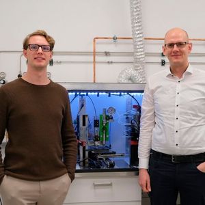 Kolja Krohne (links) und Dr. Leonard Siebert (rechts) haben mit dem Verfahren „Laser-Assisted Melt Printing“ (LAMP) erstmals Glas direkt gedruckt und gleichzeitig verschmolzen.(Bild:  Christina Anders, Uni Kiel)
