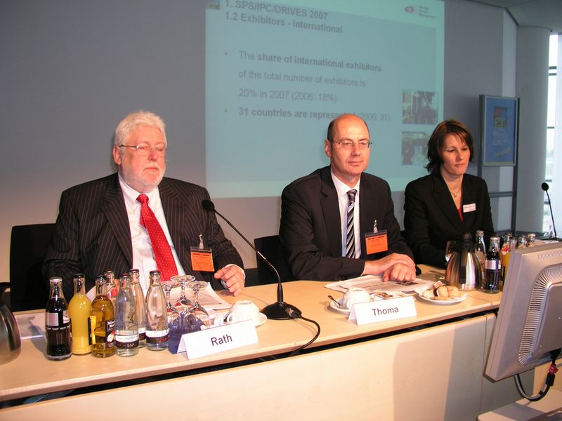 v.l.n.r.: Joseph Rath, Geschäftsführer des SPS-Veranstalters Mesago; Co-Geschäftsführer Johann Thoma; Sylke Schulz-Metzner, Bereichsleiterin der SPS (Archiv: Vogel Business Media)