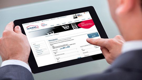 Die neue Fahrzeugsuche auf Autobid.de soll schneller Ergebnisse bei deutlich mehr Suchparametern liefern.(Bild:  Copyright: Andrey Popov)