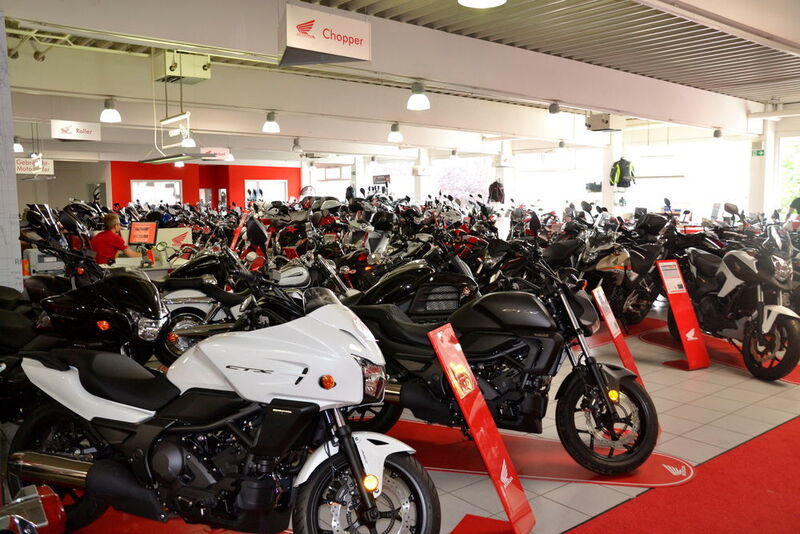Neben Pkws vermarktet das Dortmunder Autohaus auch Motorrräder der Marke Honda. (Mauritz)