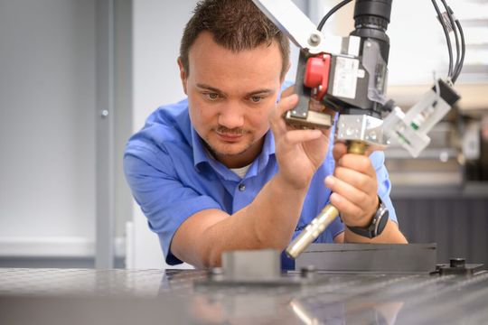 Anstatt jeden Schweißpunkt einzeln einzuteachen, muss der Mitarbeiter den smarten Trumpf-Roboter lediglich in die Startposition bringen. Den Rest übernimmt die innovative Technik. Zu sehen ist das Ganze auf der kommenden Schweissen und Schneiden in Essen. (Bild:  Trumpf)
