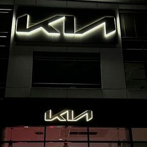 Auch im Dunkeln ist der neue Kia-Store auf der viel befahrenen Alsterkrugchaussee ein Hingucker.(Bild:  Hugo Pfohe)