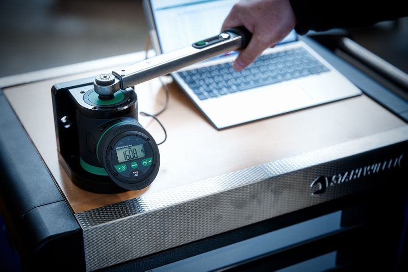 Mit dem Drehmomentprüfgerät SmartCheck DAPTIQ können Unternehmen ihre Messmittel, wie Drehmomentschlüssel oder Drehmomentschraubendreher schnell und unkompliziert im eigenen Haus prüfen – für maximale Präzision und Effizienz. (Bild: Stahlwille)