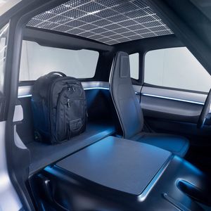 SVEN ist als 2+1-Sitzer variabel einsetzbar und ermöglicht nicht nur die Fahrt zu dritt, sondern er verwandelt sich durch einfaches Umklappen der Beifahrersitze sogar in einen Kleintransporter und erlaubt das Verstauen von größeren Gütern. 