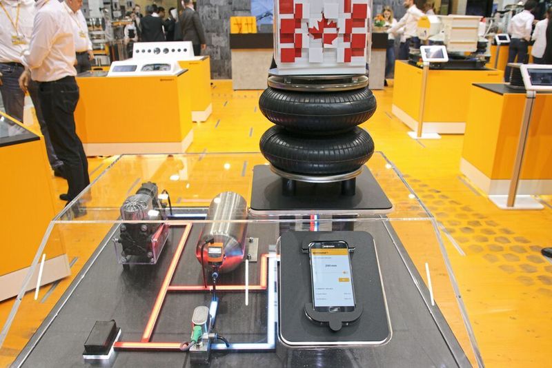 Mit rund 614.000 m² ist die ohnehin größte Messe der Welt seit dem letzten Mal um nochmal 9000m² größer geworden. Zwei Drittel davon fallen auf das Freigelände mit den gigantischen Baumaschinen. In den 18 Hallen der Münchener Messe stellen 3700 Firmen aus 58 Ländern aus. (Richter/konstruktionspraxis)