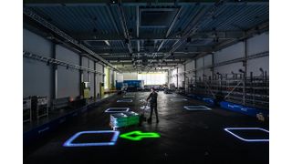 Das dynamische Leitsystem LARS wirft Informationen per Laserprojektion direkt auf den Boden der Lagerhalle. (Bild: Fraunhofer IML)