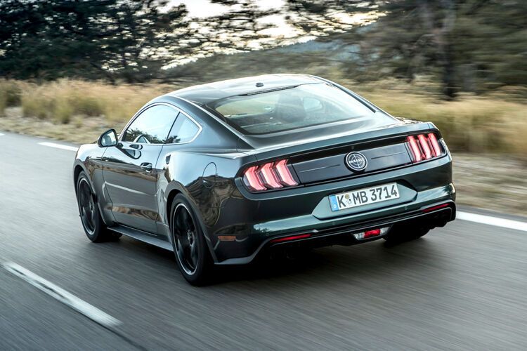 Das adaptive Fahrwerk passt sich in Millisekunden den Fahrbahnunebenheiten an und lässt in Verbindung mit der präzisen Lenkung den Fastback so zügig durch die Kurven gehen, dass es die reine Freude ist. (Ford)