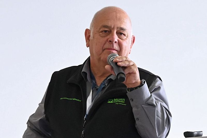 Für Wolfgang Wiedemann von Murrelektronik ist ein Vorteil von IO-Link, dass der Maschinenbauer problemlos Sensor A oder Sensor B einbauen kann. (Bild: Stefanie Michel)