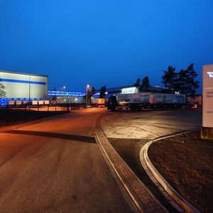 Das neue Hochregallager von Duravit wird durch besondere Lichteffekte in Szene gesetzt. So erstrahlt die Verbindungsbrücke nachts in magischem Blau und schimmert zusammen mit einer Fensterfront des Lagers effektvoll durch die Nacht.
