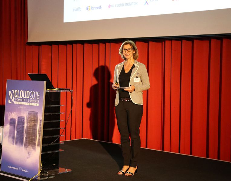 Daniela Schilling, Leiterin der Vogel IT-Akademie, begrüßt die Besucher auf der Cloud 2018 Technology & Services Conference in Bonn. (Bild: Vogel IT-Akademie)