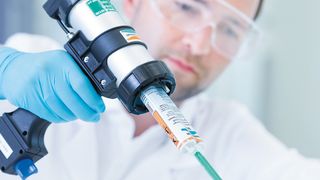 Verarbeiter schätzen die hohe Belastbarkeit von 2K-Klebstoffen. (Bild: Ruderer)