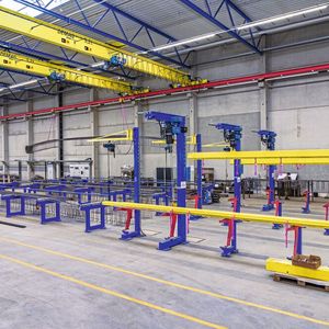 Drei Demag-Säulenschwenkkrane und insgesamt sechs stationäre Demag-Kettenzüge DC-Pro heben die sperrigen Bündel bei der Veredelung an.(Bild:  Demag)