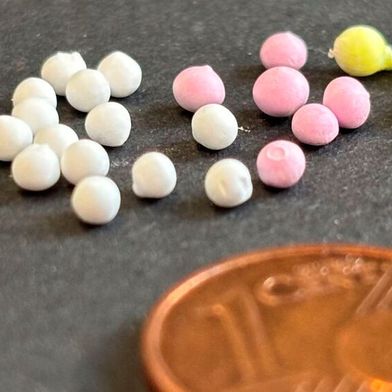 Katalytische Enzym-Kügelchen, die aus farblosen Proteinen bestehen und zusätzlich rote oder gelbe Zellen enthalten. (Bild: Jennifer Kühne, IBG-1, KIT)