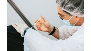 Seit Edward Jenners erster Pockenimpfung von 1796 zeigen Impfungen, dass sie Infektionen und schwere Verläufe verhindern, Ausbrüche eindämmen, durch Gemeinschaftsschutz vulnerable Menschen schützen und Krankheiten wie die Pocken sogar ausrotten können.   (Bild: frei lizenziert/Mathurin NAPOLY)