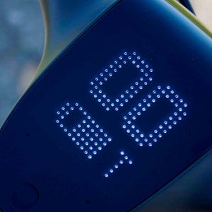 Im Lenkervorbau ist ein Display integriert, das unter anderem den Batteriestatus zeigt. (Bild:  SP-X/Mario Hommen)