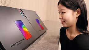 Sichtbarer Unterschied bei Spitzenhelligkeit: Die Gegenüberstellung auf der SID 2026 zeigt Samsungs neues Flex-Chroma-Pixel-OLED im direkten Vergleich. Dank der neuen PSF-Emittermaterialien bleibt die Farbsättigung (96 Prozent BT.2020) auch bei extremen Leuchtdichten erhalten, ohne dass die Farben auswaschen. (Bild: Samsung Display)