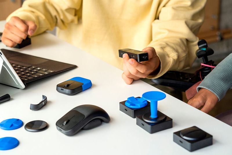 Menschen, die herkömmliche Mäuse und Keyboards nicht bedienen können, erhalten mit den Microsoft Adaptive Accessories alternative Möglichkeiten für die Eingabesteuerung. (Bild: Microsoft)