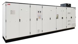 Der Frequenzumrichter ACS6080 wurde um die prädiktive Pulsmusterregelung für hochleistungsfähige Motorregelung erweitert.  (ABB)