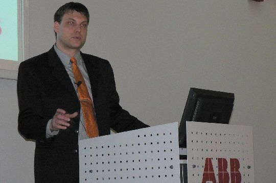 Rene Kirsten, ABB, präsentiert ABB Robotics Systemlösungen (Archiv: Vogel Business Media)