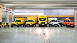 Zur Bewältigung des boomenden Online-Handels werden zukünftig verstärkt eher kleine Fahrzeuge, wie der derzeit von DHL eingesetzte StreetScooter oder Lastenräder, eingesetzt. (StreetScooter)