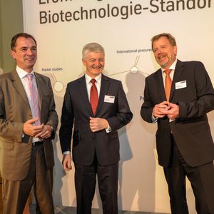 Staatssekretär Marco Tullner, Ministerium für Wissenschaft und Wirtschaft des Landes Sachsen-Anhalt, Dr. Heinrich Hiesinger, Vorstandsvorsitzender von Thyssen Krupp und Dr. Joachim Schulze, Leiter des Bereichs Biotechnologie von Thyssen Krupp Uhde (v.l.n.r.) bei der Einweihung der ersten Mehrzweck-Fermentationsanlage zur kontinuierlichen Produktion biobasierter Chemikalien in Leuna.
