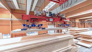 Zwei weitere SSP-Saugspinnen von J. Schmalz sind an einem Deckenkran angebaut. Sie stabeln bei Holzbauwerk Schwarzwald Brettsperrholzplatten, die dann im Lager auf ihren nächsten Bearbeitungsschritt warten. (Bild: J. Schmalz)