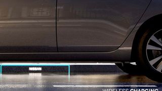 Für Nissan ersetzt der Bordstein in Zukunft nicht nur die Ladesäule, sondern auch die Tankstelle. Induktiv sollen Fahrzeuge am Fahrbahnrand geladen werden. (Foto: Nissan)