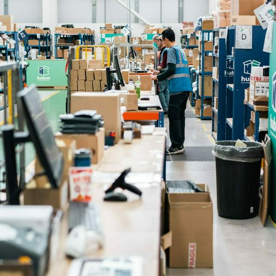 (Das Hub-Modell schafft kurze Wege im Lager und verbessert dadurch die Effizienz. (Bild: Huboo))