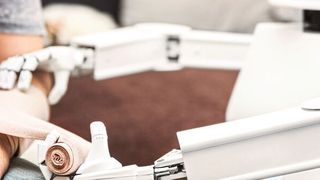 Pflegeroboter werden erst überzeugen, wenn sie komplexe Tätigkeiten oder Routinearbeiten übernehmen können, die bei Überlastung schnell zu Fehlern führen. (©M.Dörr & M.Frommherz - stock.adobe.com)