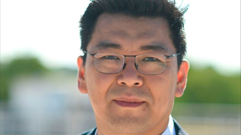 Chan Uk Jun, Head of Sales General Motors Germany: „Wir sind optimistisch, dass der BEV-Neuwagenmarkt 2025 weiter wächst, insbesondere im Luxussegment. Neue Technologien entwickeln sich nicht immer linear, deshalb bleiben wir konsequent auf Kurs und setzen auf die Weiterentwicklung unserer Elektromodelle. Aktuell erleben wir viel Bewegung: Neue und etablierte Marken, darunter Cadillac, treffen auf einen hart umkämpften deutschen Markt. Dieser Trend dürfte anhalten, jedoch ist langfristig eine Marktbereinigung nicht ausgeschlossen. Wir sehen die Konkurrenz zu etablierten Premiummarken als Chance. Besonders Kunden, die den Wechsel zur Elektromobilität erwägen, sind offen für neue Marken und Erlebnisse. Mit Cadillac bieten wir eine attraktive Alternative, die Komfort, Leistung und ein kühnes Design vereint.  Cadillac wird 2025 stärker als je zuvor in Deutschland präsent sein. Viele kennen uns als Symbol für amerikanischen Luxus. Umso wichtiger ist es, dass in diesem Jahr noch mehr Kunden die Qualität und den einzigartigen Spirit unserer Marke erleben werden. Unser Ziel ist klar: langfristige Präsenz und Erfolg in Deutschland. Wir rechnen 2025 mit einer positiven Entwicklung, unterstützt durch unser erweitertes Portfolio und neue Technologien wie Super Cruise, unser fortschrittliches Fahrerassistenzsystem für teilautomatisiertes Fahren. Derzeit arbeitet General Motors mit europäischen Behörden zusammen, um den erforderlichen Rechtsrahmen für die Zulassung von Super Cruise in Europa zu schaffen. Durch den Ausbau unserer Cadillac City-Showrooms sowie unseres Partner- und Servicenetzwerks stärken wir 2025 unsere Marktpräsenz in Deutschland und bieten Kunden ein noch attraktiveres Angebot. Dabei folgen wir immer unserer Zukunftsvision: keine Unfälle, keine Emissionen, keine Staus.“  (Bild: General Motors)