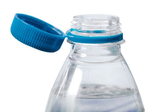 Was jetzt? Gut oder schlecht? Einige Experten halten den fest angebundenen Flaschenverschluss (tethered caps) für Europa für Unsinn, aber andere Kunststoffkenner sind dafür. Hier kommt die Meinung von Plastics Europe Deutschland.(Bild:  P. Lausendong)