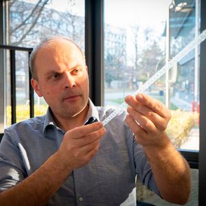 Solche Fachwerkstäbe könnten die Spezialität des neuen 3D-Druck-Verfahrens werden. Prof. Dr. Markus Pietras, Leiter des Masterstudiengangs Luft- und Raumfahrttechnik, hat diese Leichtbaustruktur schon im Labor additiv gefertigt.(Bild:  Mark Pfeiffer)