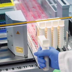 Wenn es um die lückenlose Identifikation und Rückverfolgbarkeit von Proben im Labor geht, gilt bei der Automatisierung von Analyseprozessen: es dürfen keine Fehler passieren.