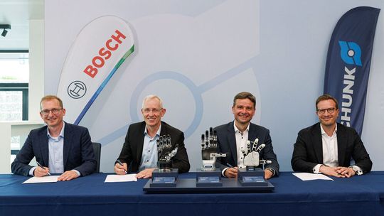 Startschuss für eine Entwicklungskooperation zwischen Schunk und Bosch: Jürgen Müller (CEO, Robert Bosch Robotics GmbH), Dr. Stefan Waschul (Fertigungsvorstand des Geschäftsbereichs Vehicle Motion, Robert Bosch GmbH), Timo Gessmann (CTO, Schunk) und Falk Bäurle (COO/CFO, Schunk) bei der Vertragsunterzeichnung.(Bild:  Schunk SE & Co. KG)