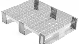 Der RFID-Tag im Palettenfuß wird direkt nach der Fertigung mit spezifischen Daten beschrieben. (Cabka-IPS)