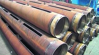 Aufwändige Schweißarbeiten und korrosionsanfälliges Dichtungsmaterialien sind bei der längskraftschlüssigen Rohrverbindung für Stahlbeton- oder glasfaserverstärkte Verbundvortriebsrohre überflüssig.Bild: IPB (Archiv: Vogel Business Media)