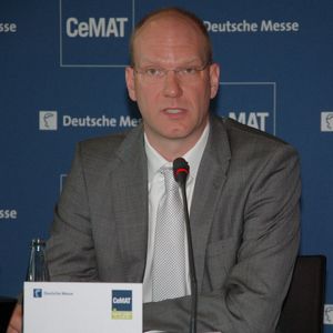 Die Umsatzprognose für die deutsche Intralogistik-Branchen von Sascha Schmel, Geschäftsführer des Fachverbandes Fördertechnik und Intralogistik im VDMA, lautet für 2014 wie im abgelaufenen Geschäftsjahr bei plus 3 %.