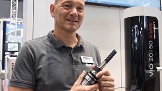 Stefan Salmen vom technischen Support bei Intercam zeigt, wie man mit MDM-Tooling neue Werkzeuge erstellt und sie in Mastercam nutzt. (Stefanie Michel)
