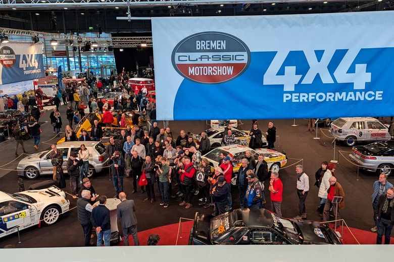 Das versteht man in Bremen unter Sonderschau: Nicht nur jede Menge automobile Klassiker, sondern echtes Live-Erlebnis mit Zeitzeugen, die spannende Geschichten von damals zum Besten geben. (Bild: Dominsky – VCG)