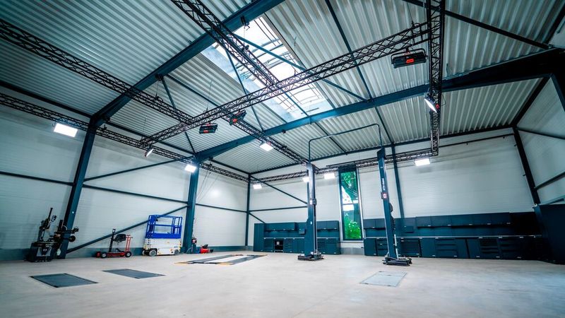 Zusätzlich besitzt die Halle Licht-, Ton- und Kamerainstallationen für ideale Drehbedingungen. (Bild: Fabula Film)