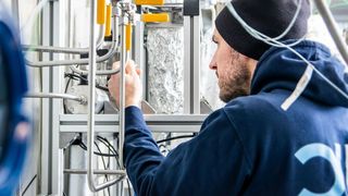 Im Forschungsprojekt NECOC entsteht eine integrierte Versuchsanlage, mit der ein neuer Prozess zur Reduktion des Treibhausgases CO2 in der Atmosphäre erprobt werden soll. Produziert wird dabei Carbon Black – ein hochwertiger, fester Kohlenstoff.
  (Moritz Leg)